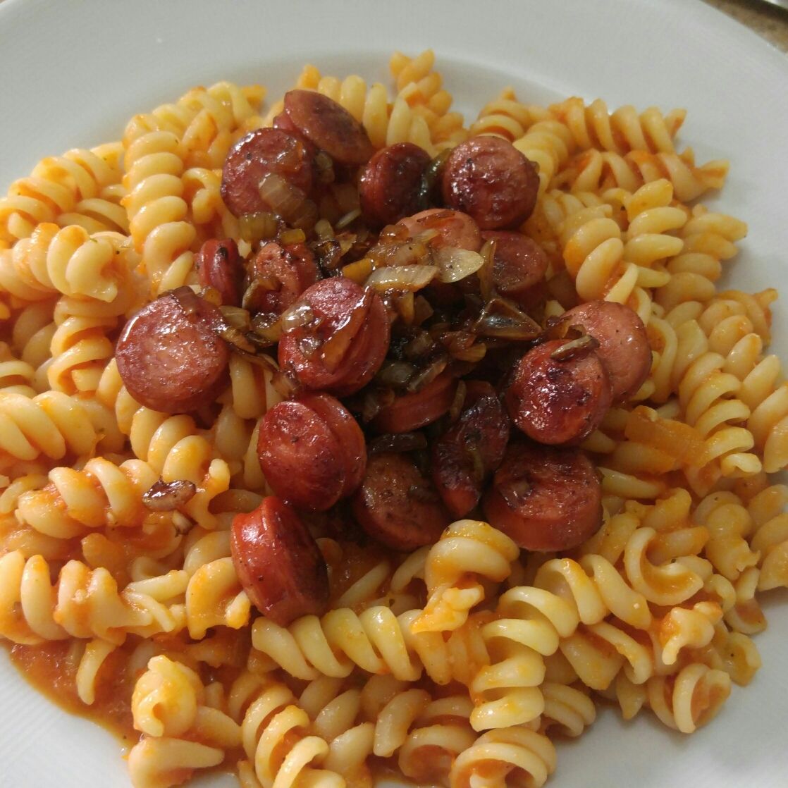 Penne ao molho de tomate assado com calabresa fininha frita