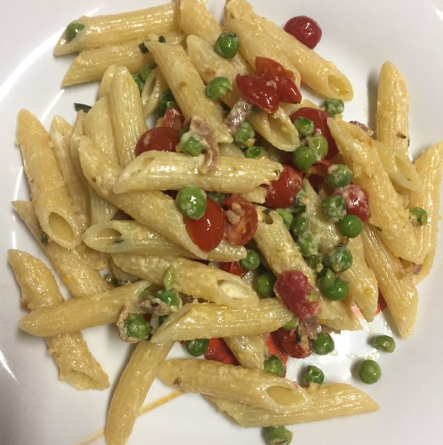 Penne com bacon e ervilha fresca