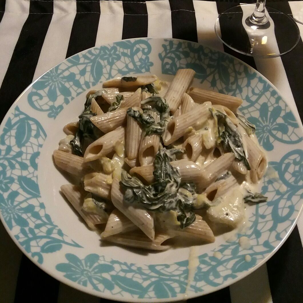 Penne com espinafre e alcachofra