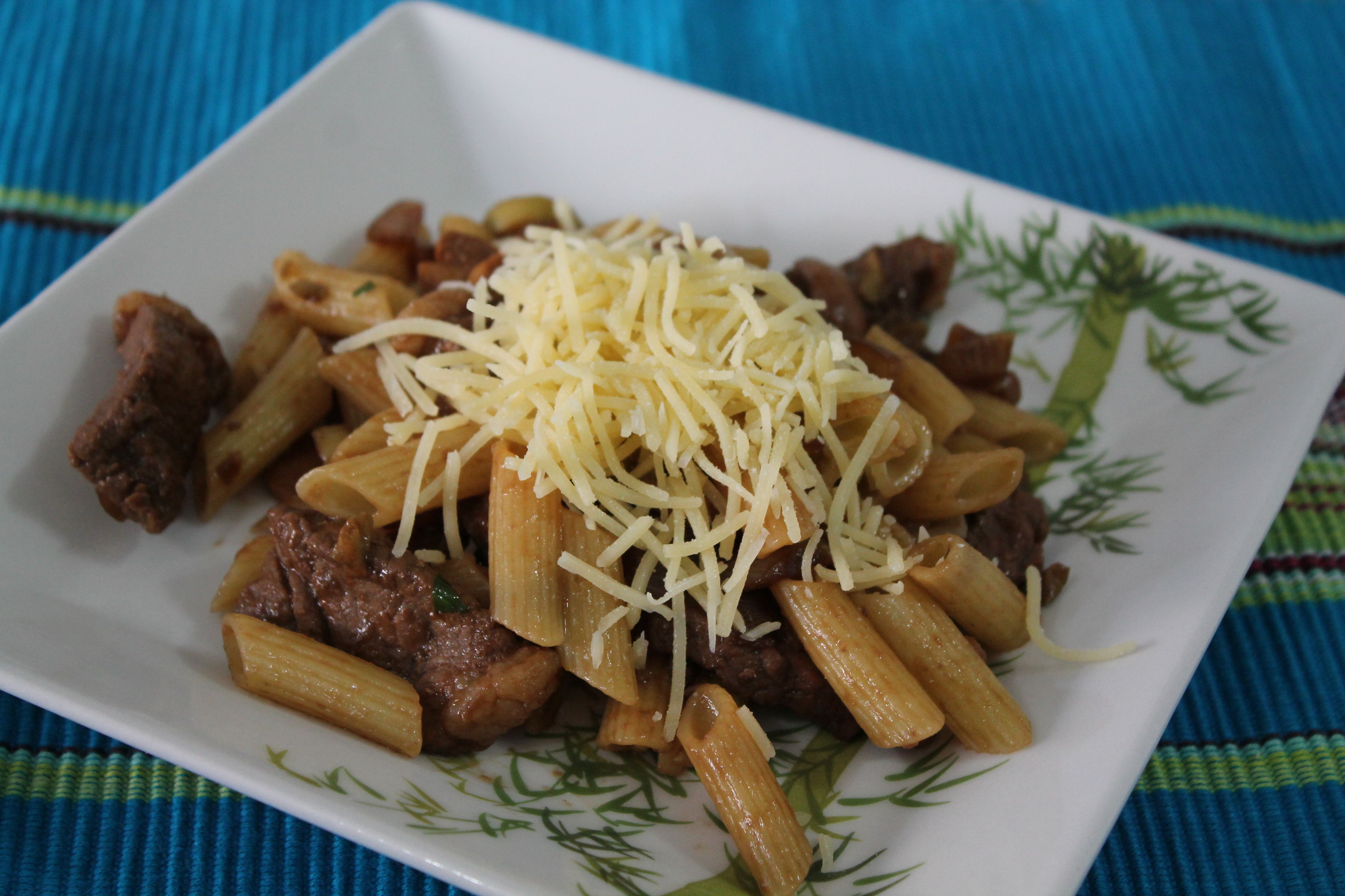 Penne com filé mignon