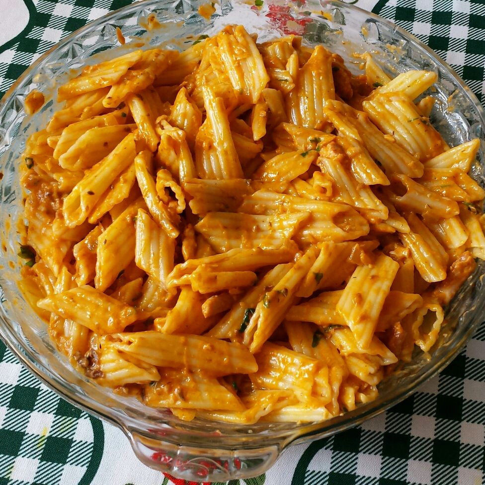 Penne com molho de sardinha e requeijão