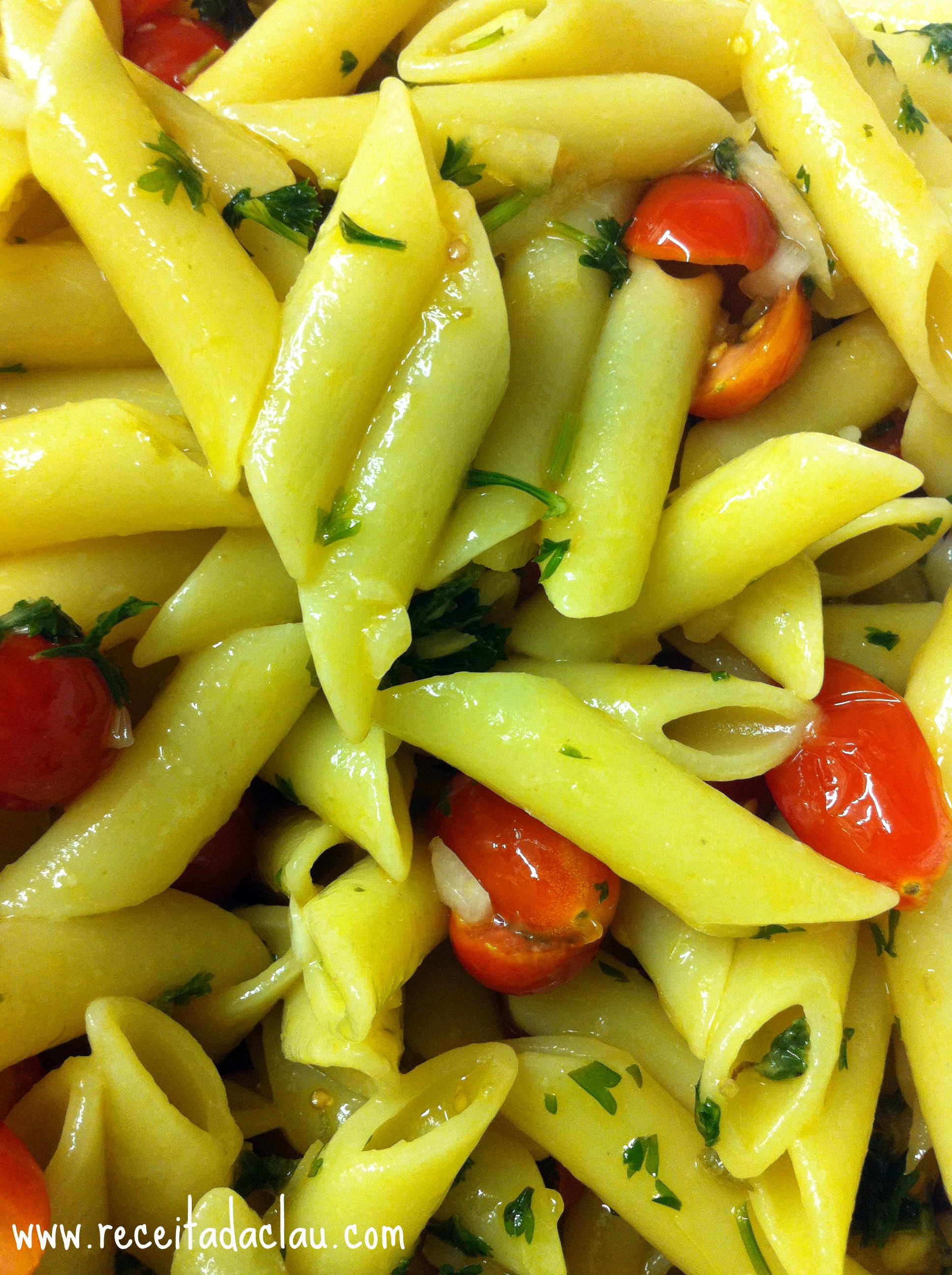 Penne com salsa verde e tomatinhos