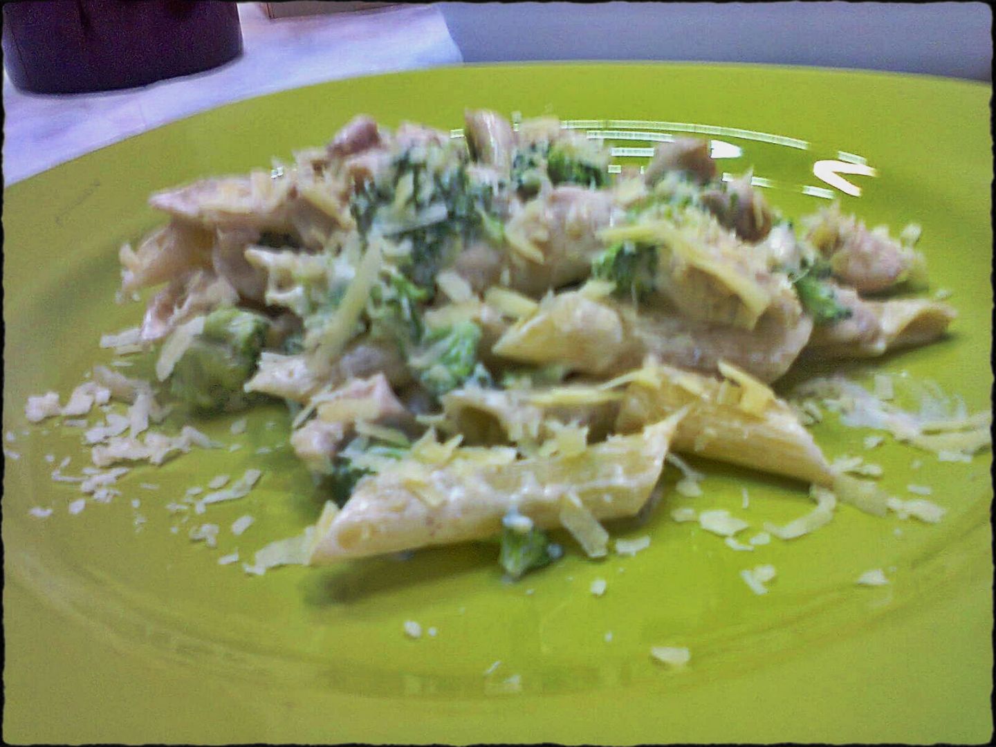 Penne cremoso com frango e brócolis