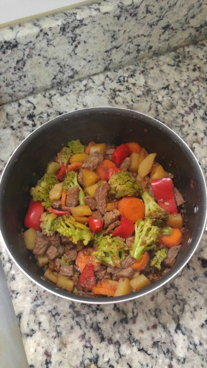 Picadinho de carne com legumes