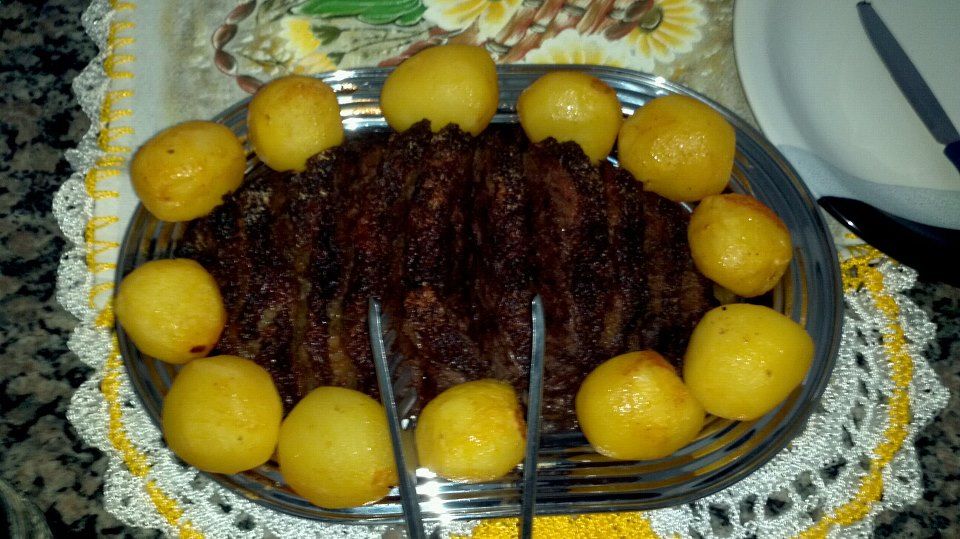 Picanha no limão ao forno com batatas