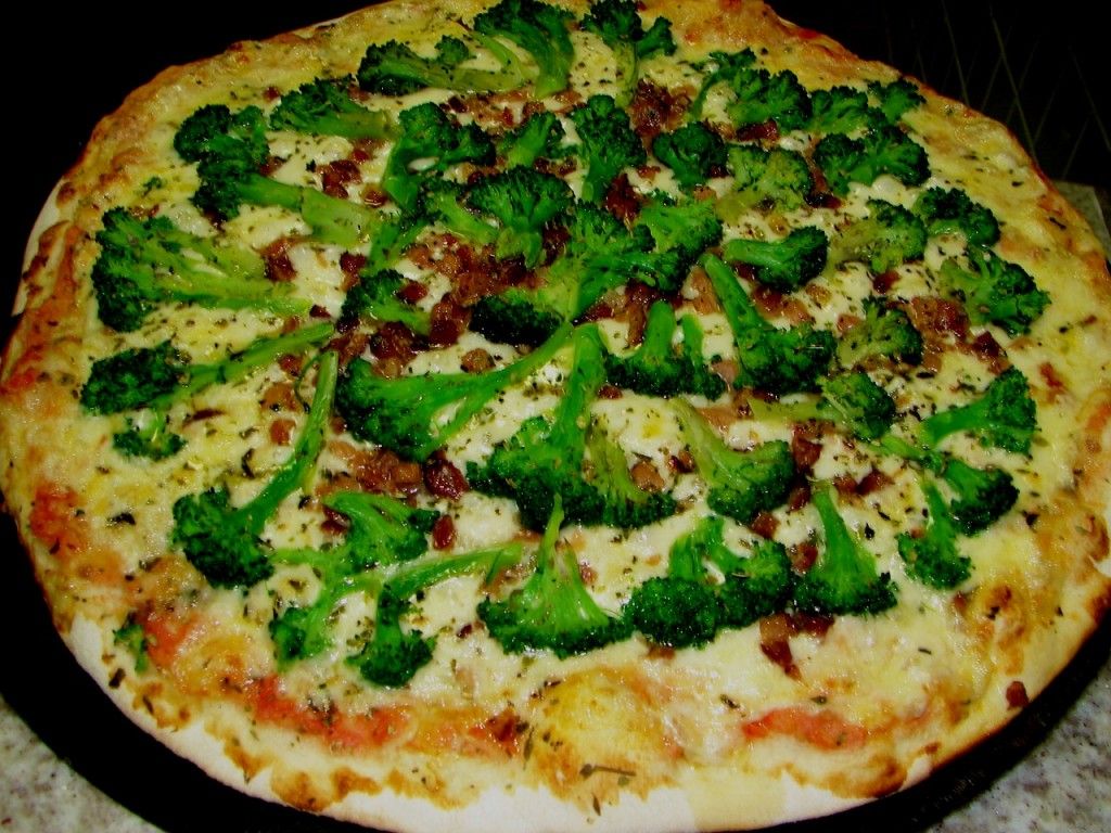 Pizza de brócolis com bacon