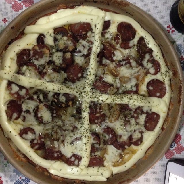 Pizza de calabresa com massa de pinhão