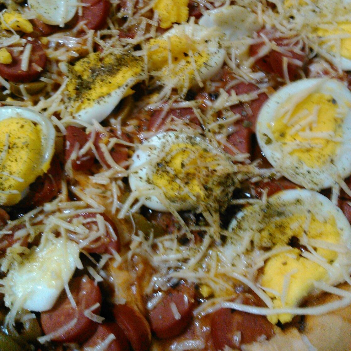 Pizza de salsicha com pão amanhecido