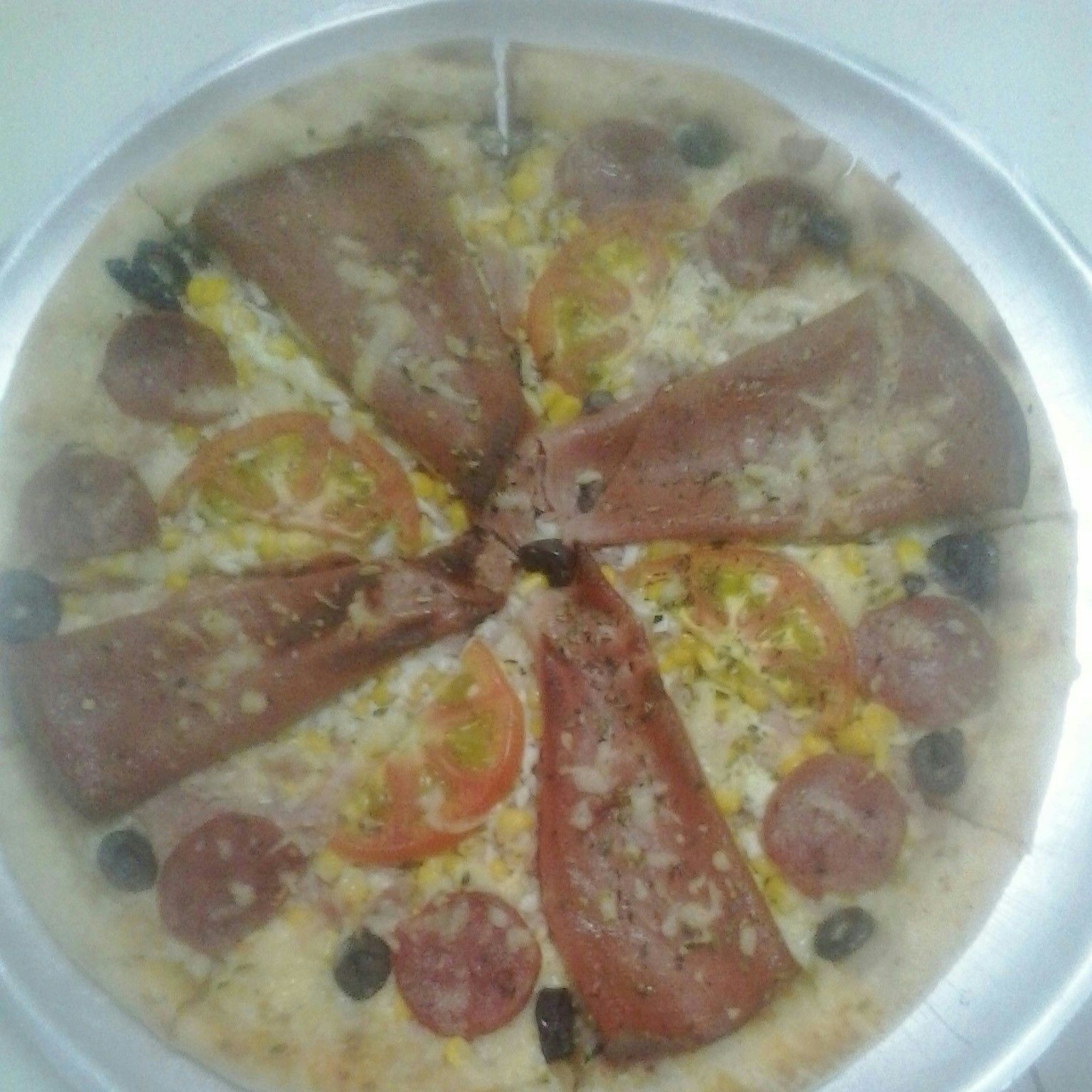 Pizza enrolada de mortadela com mussarela