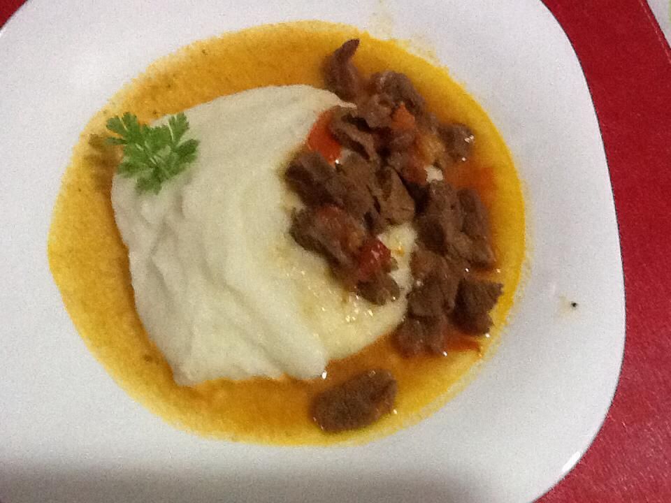 Polenta branca com músculo ao molho