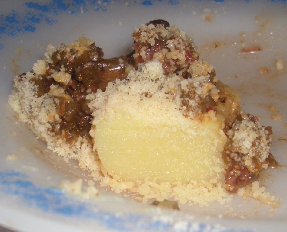 Polenta com carne e talo de espinafre