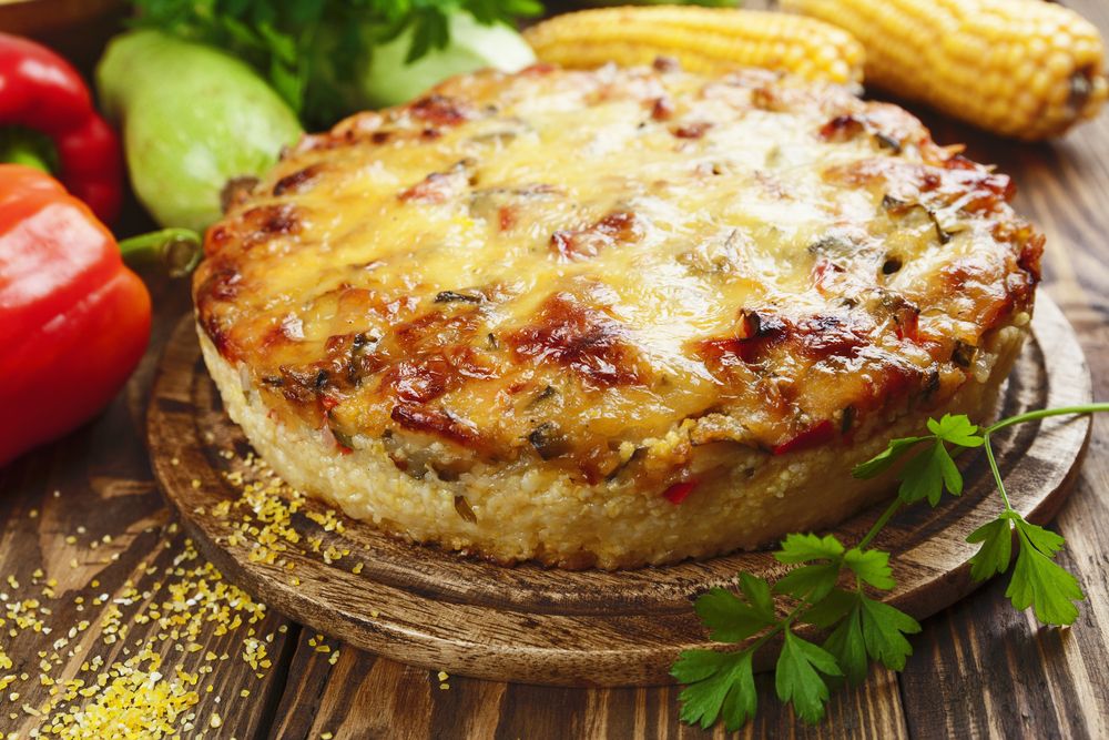 Polenta cremosa com molho de carne moída e queijo estepe