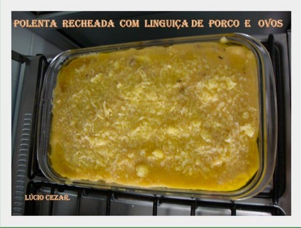 Polenta recheada com linguiça de porco e ovos