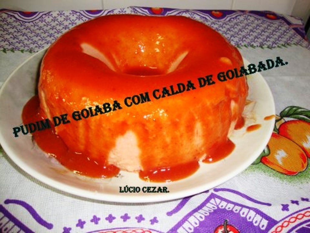 Pudim de goiaba com calda de goiabada