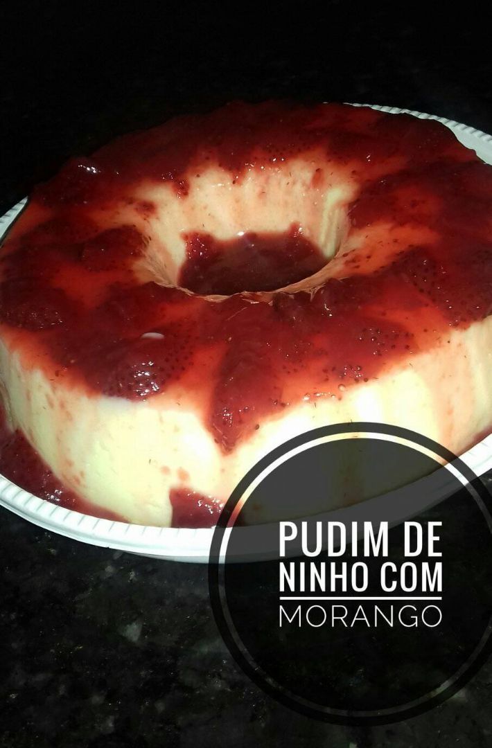 Pudim de leite em pó com morango