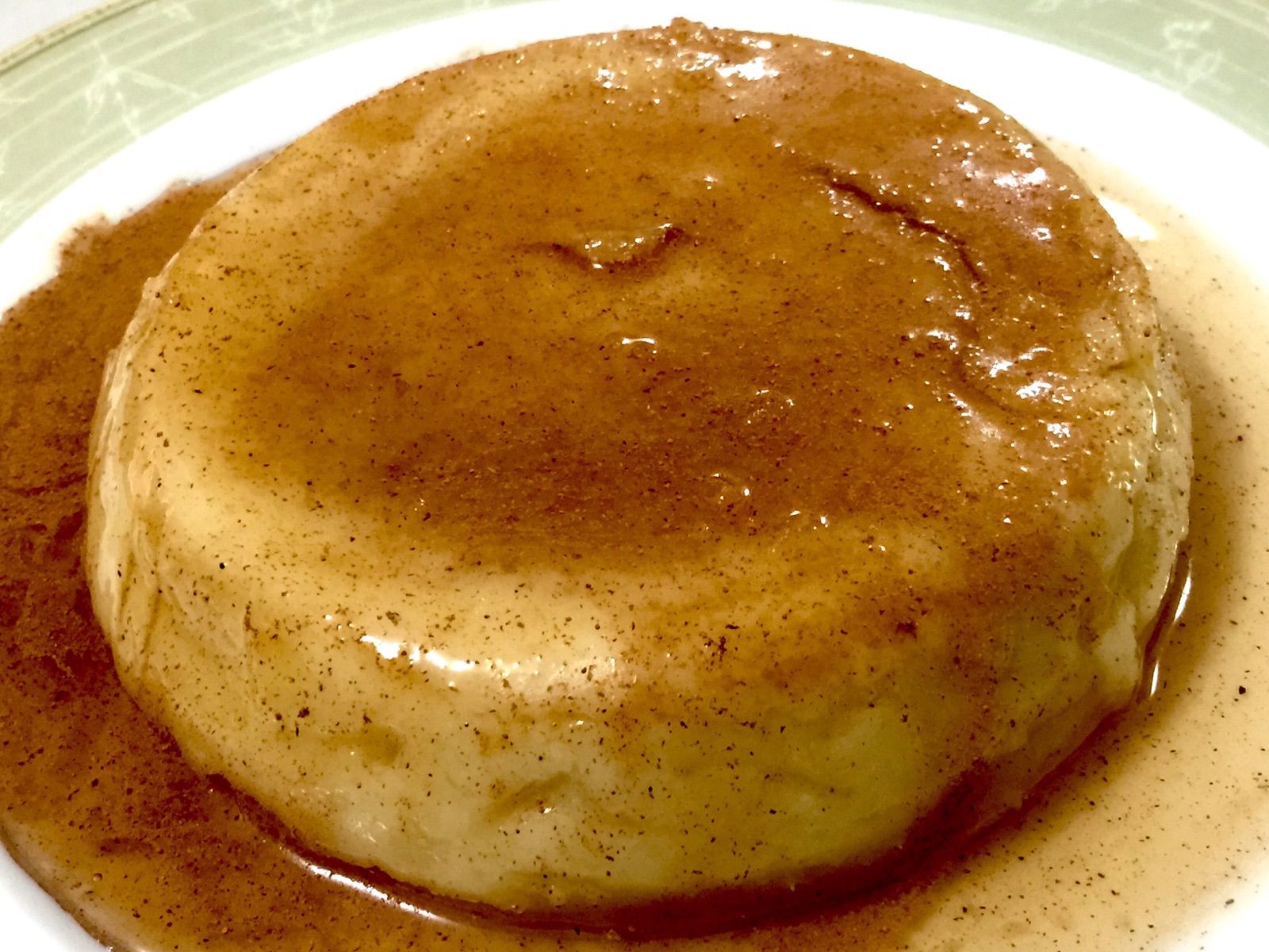 Pudim de pão com calda de caramelo ao rum