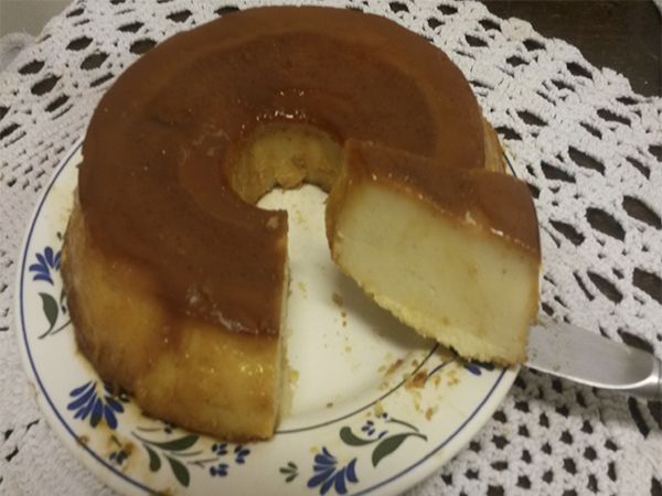 Pudim de pão com leite condensado e coco