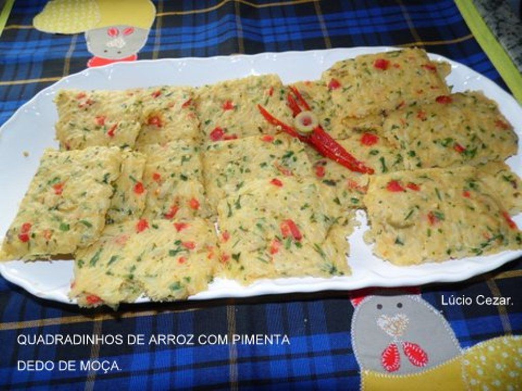 Quadradinhos de arroz com pimenta dedo de moça