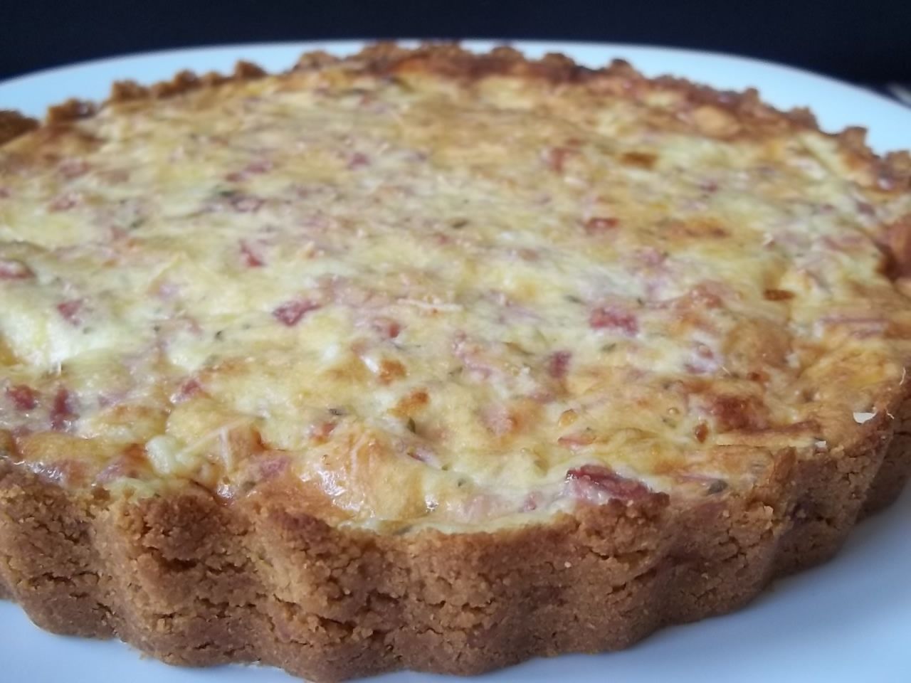 Quiche de queijo e presunto com massa de bolacha água e sal