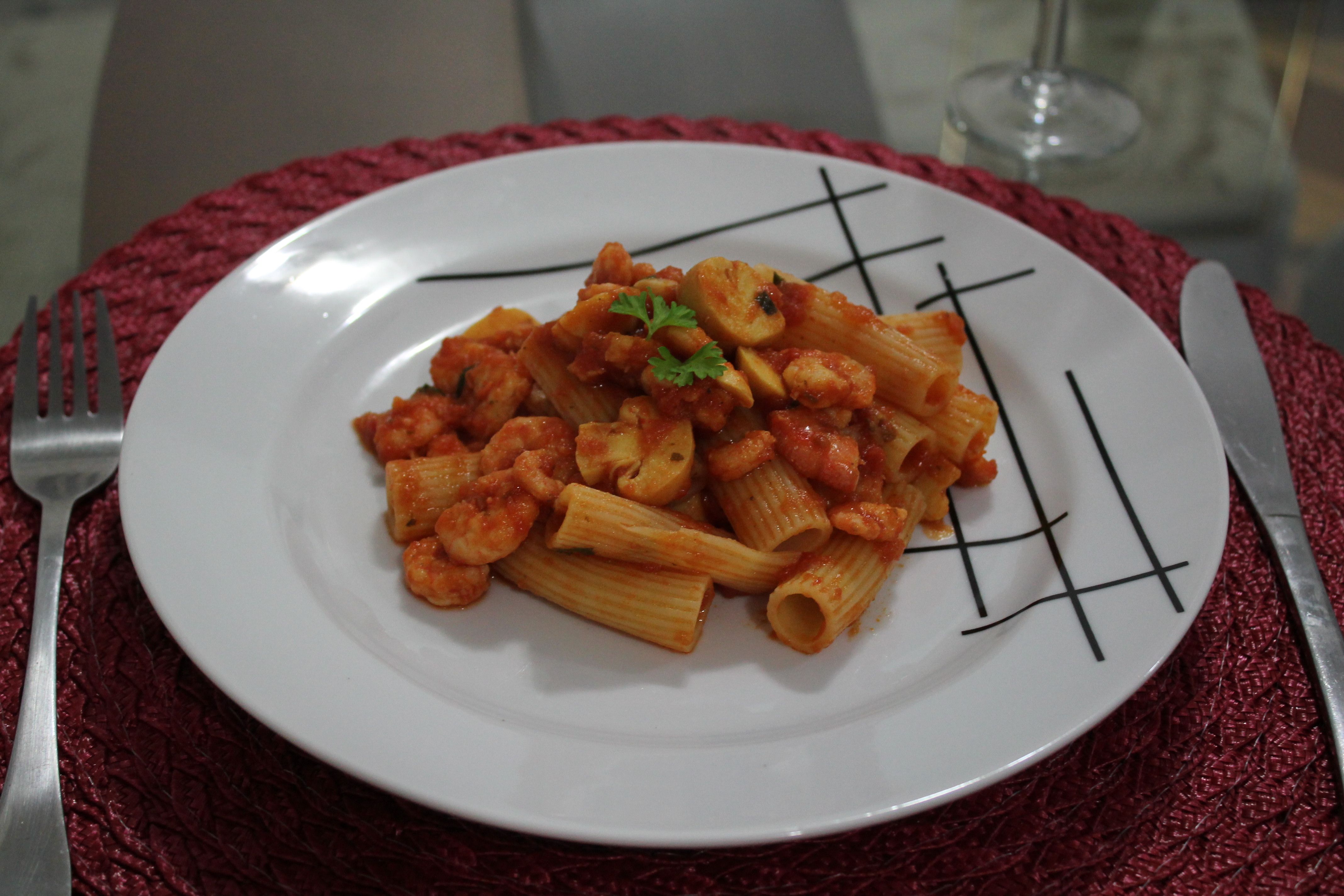 Rigatoni ao molho de camarão e champignon