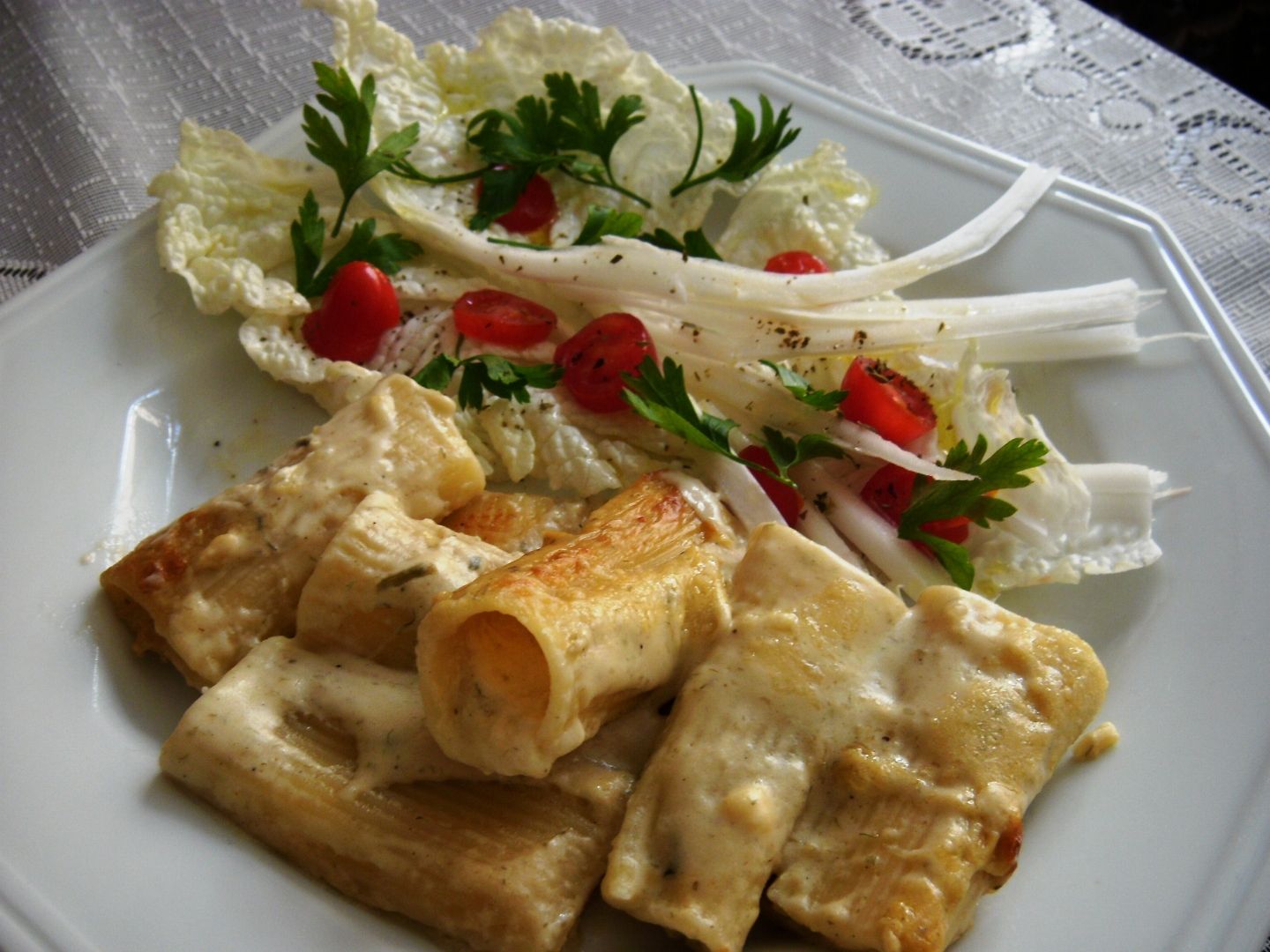 Rigatoni Giganti recheado com mossarela de búfala e shitake, ao molho de queijos e ervas