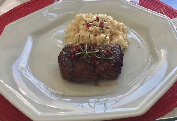 Risoto com filé mignon e pimenta rosa