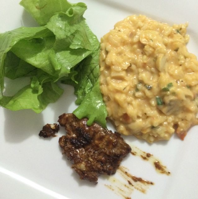 Risoto de alho poró com filé ao molho barbecue