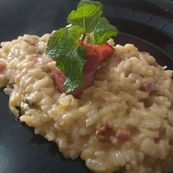 Risoto de bacon, alho poró e limão siciliano