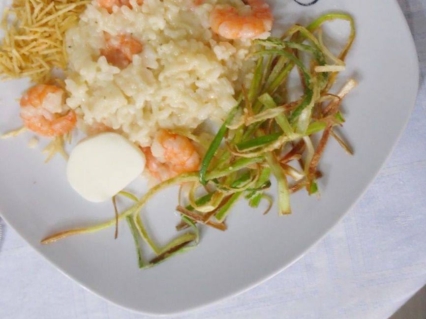 Risoto de camarão com alho poró crocante