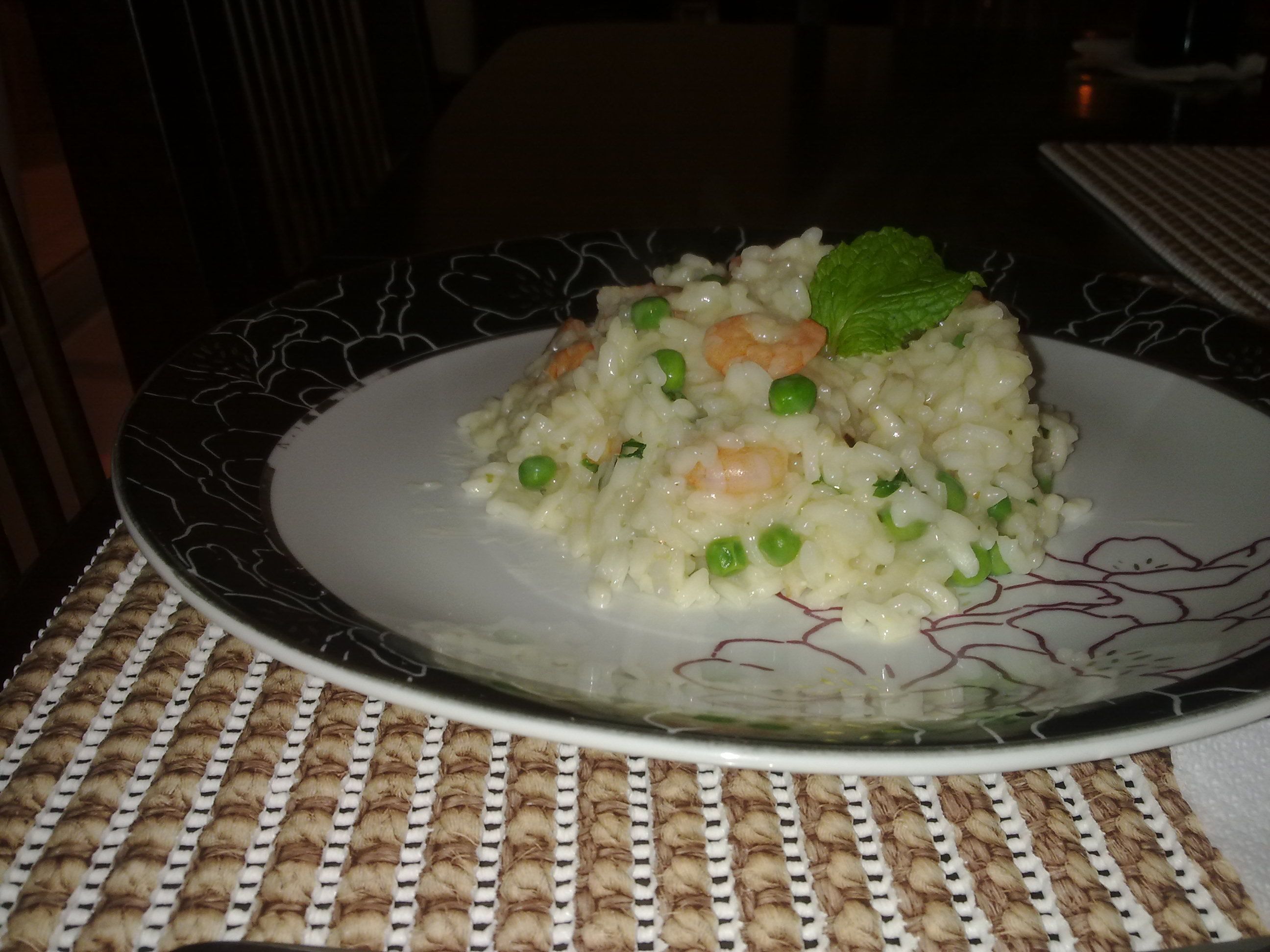 Risoto de camarão com ervilhas frescas