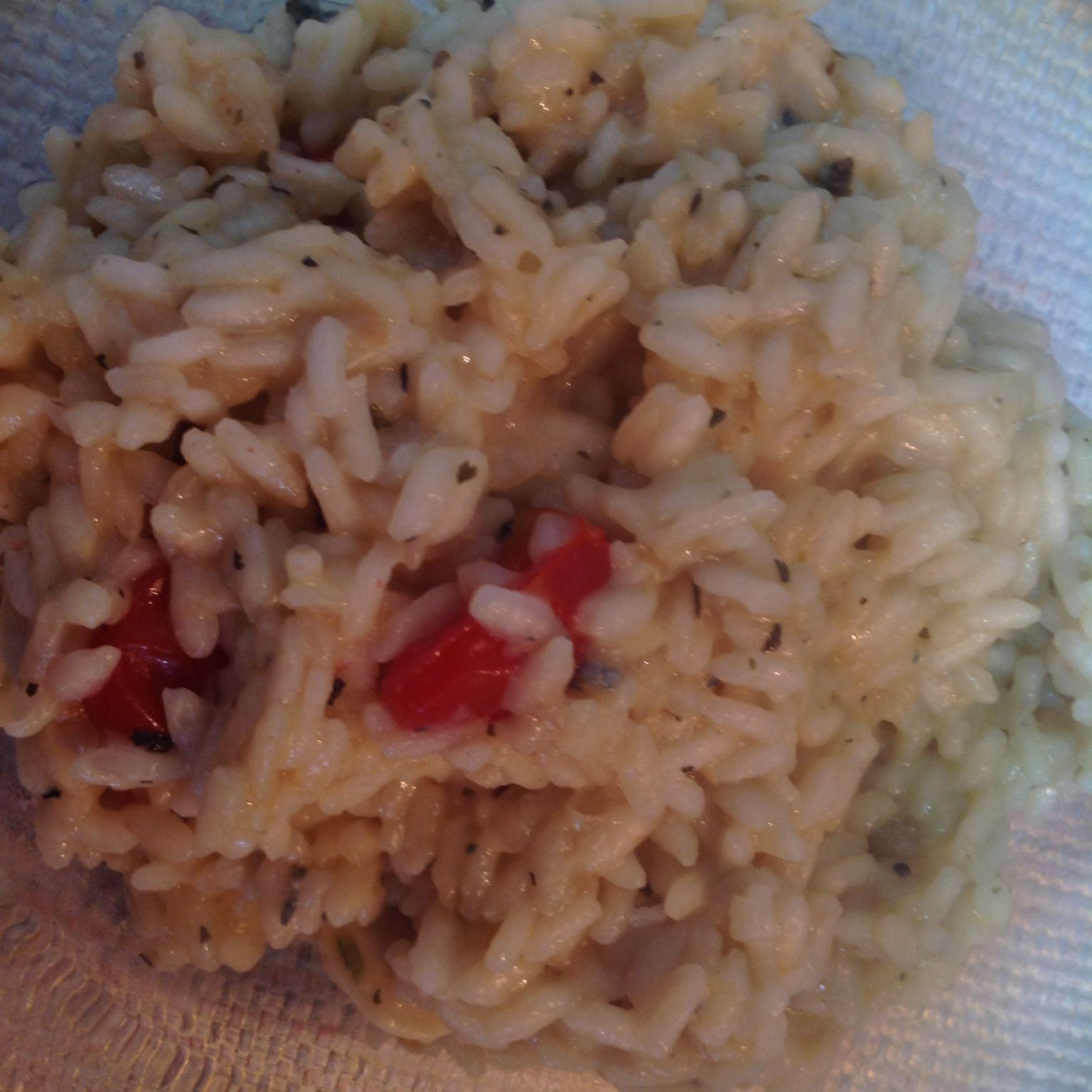 Risoto de queijo com tomate cereja e manjericão