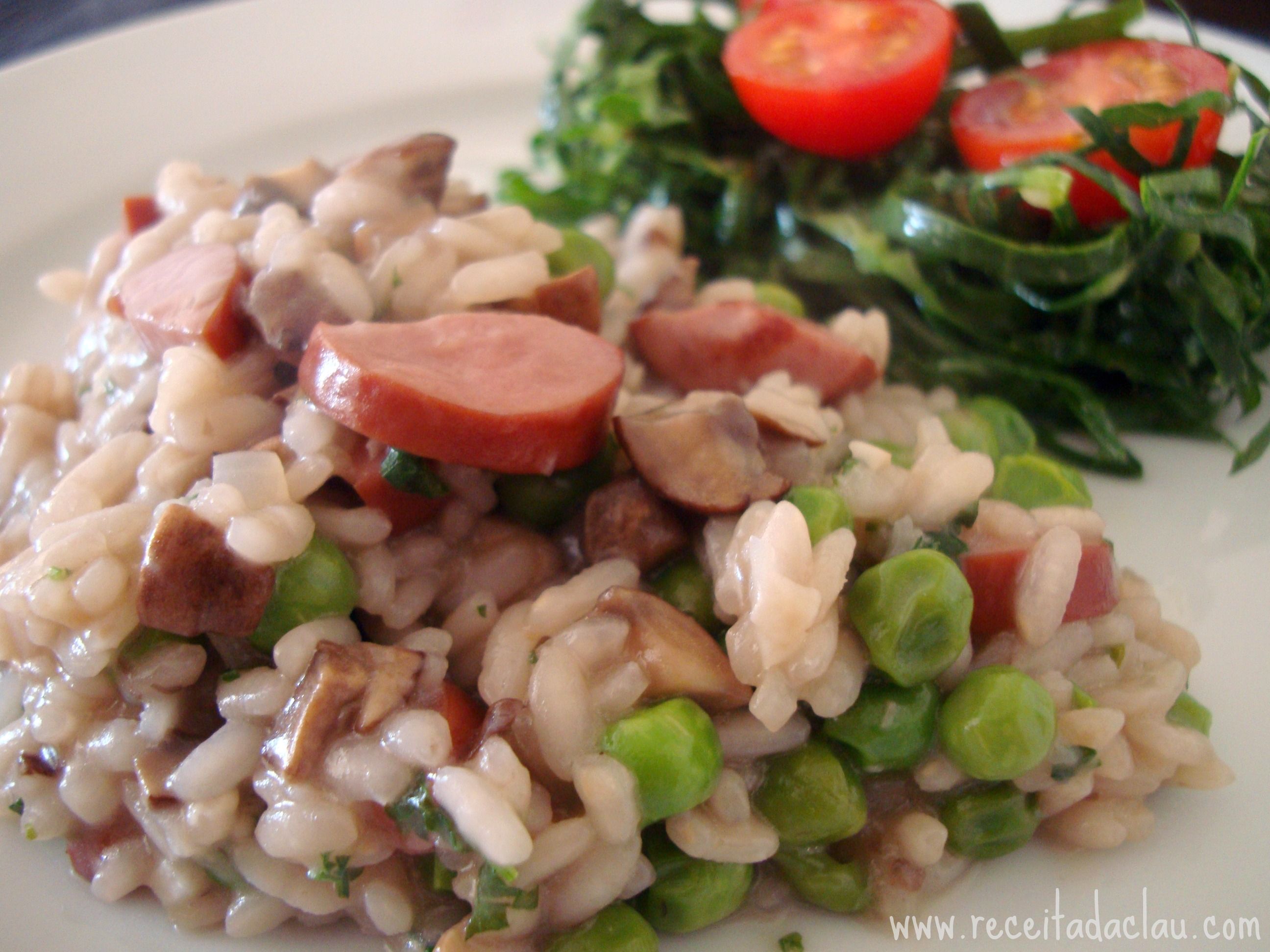 Risoto de salsicha com ervilha