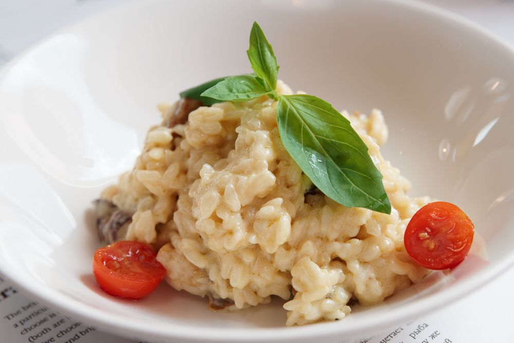 Risoto de tomate cereja, alho e manjericão