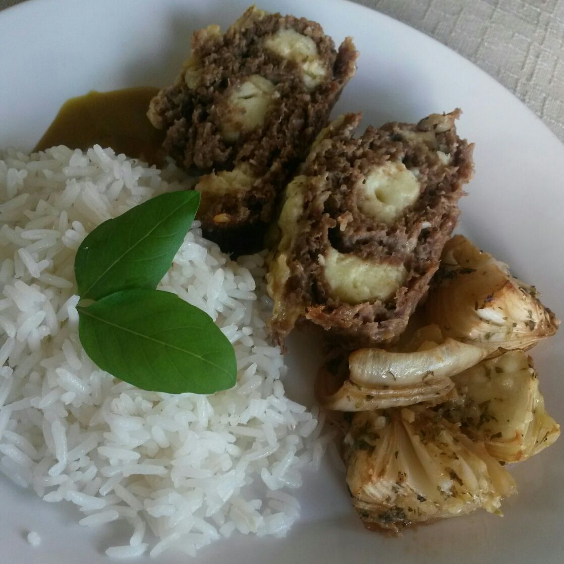 Rocambole de carne moída recheado com queijo coalho e provolone