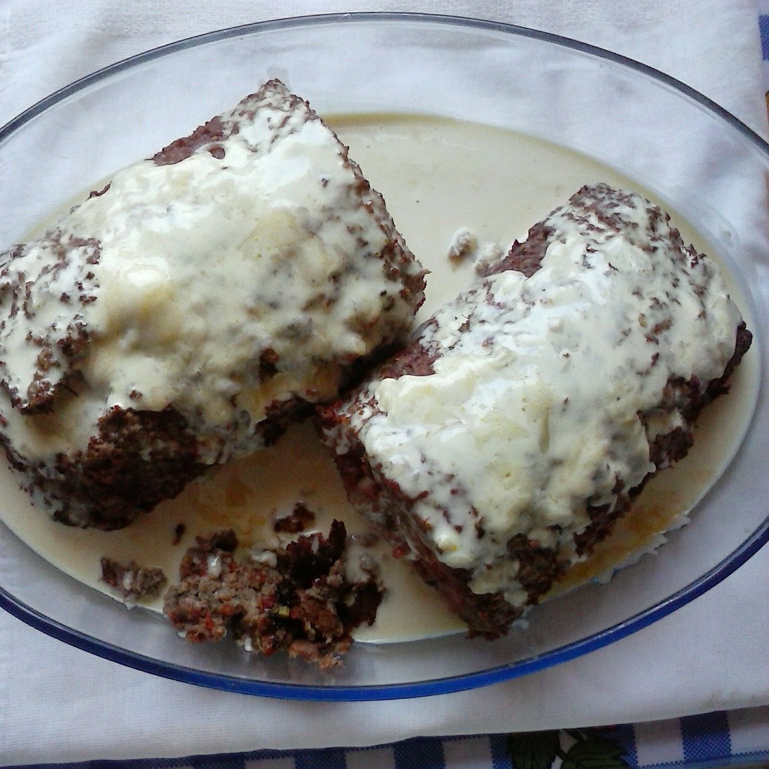 Rocambole de carne recheado com calabresa e queijo