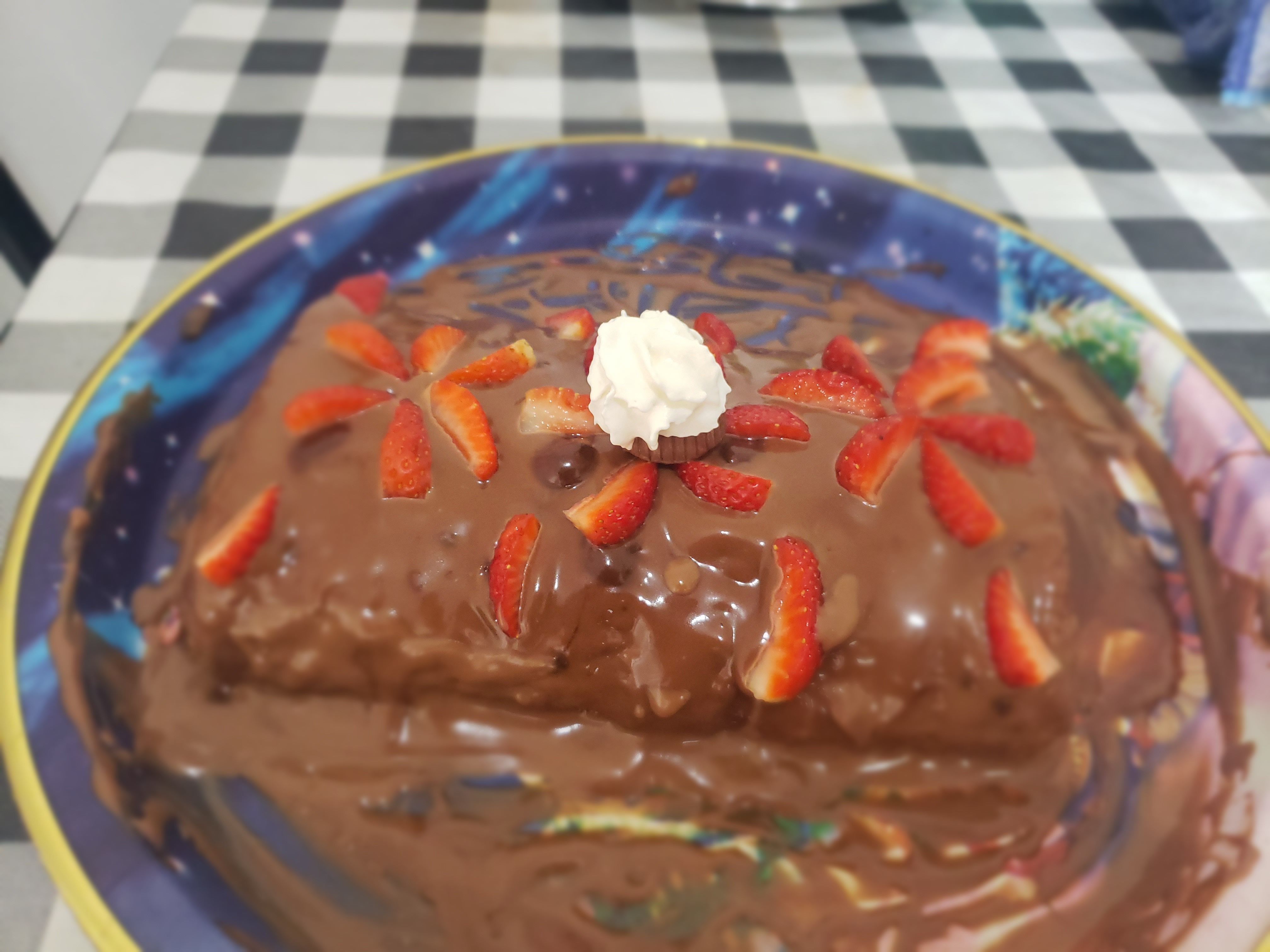 Rocambole de chocolate com morango