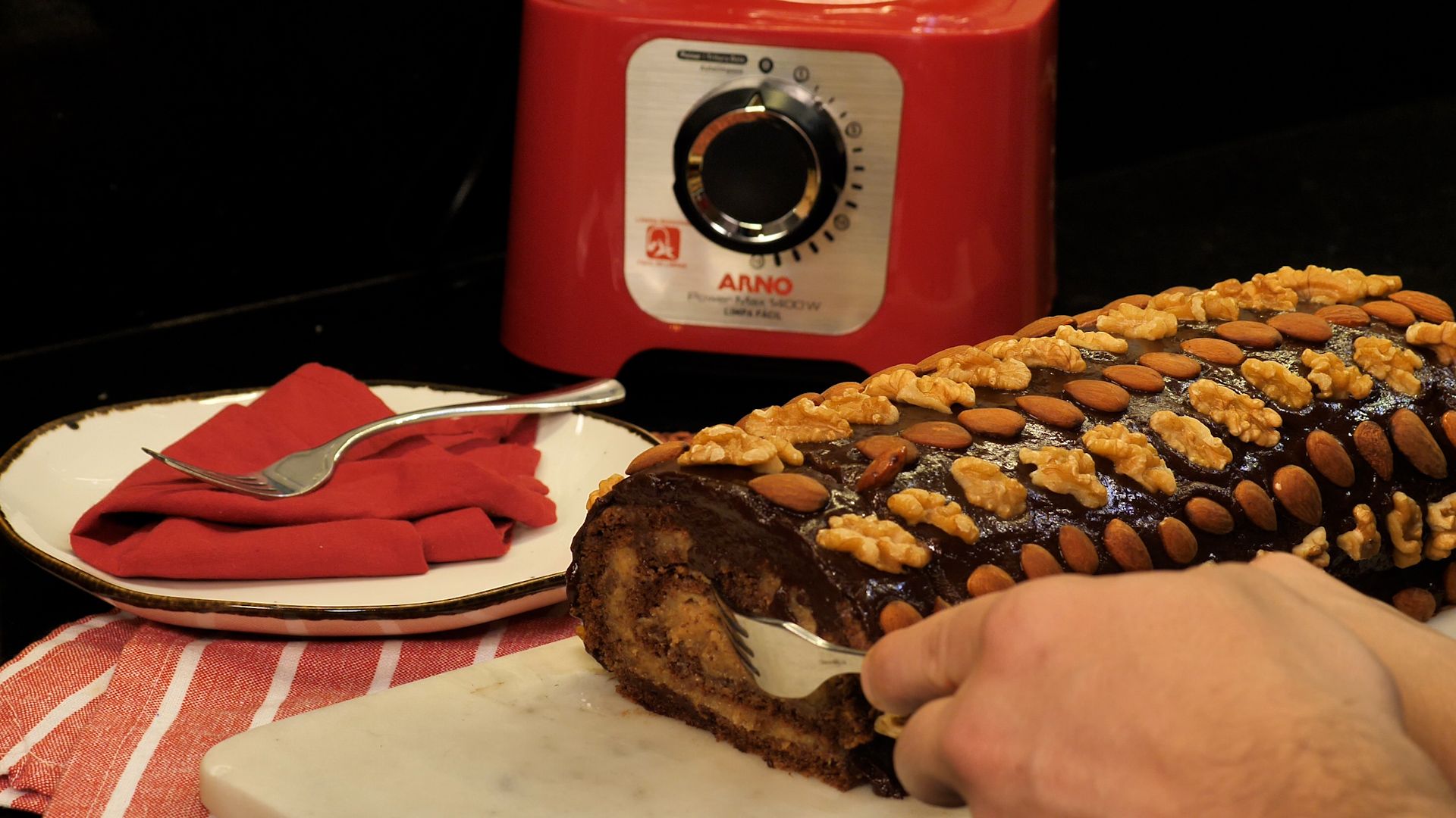 Rocambole de chocolate com nozes e amêndoas