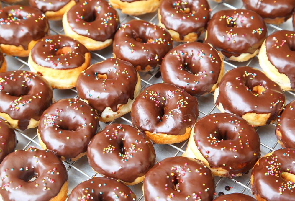 Rosquinha frita com cobertura de chocolate meio amargo