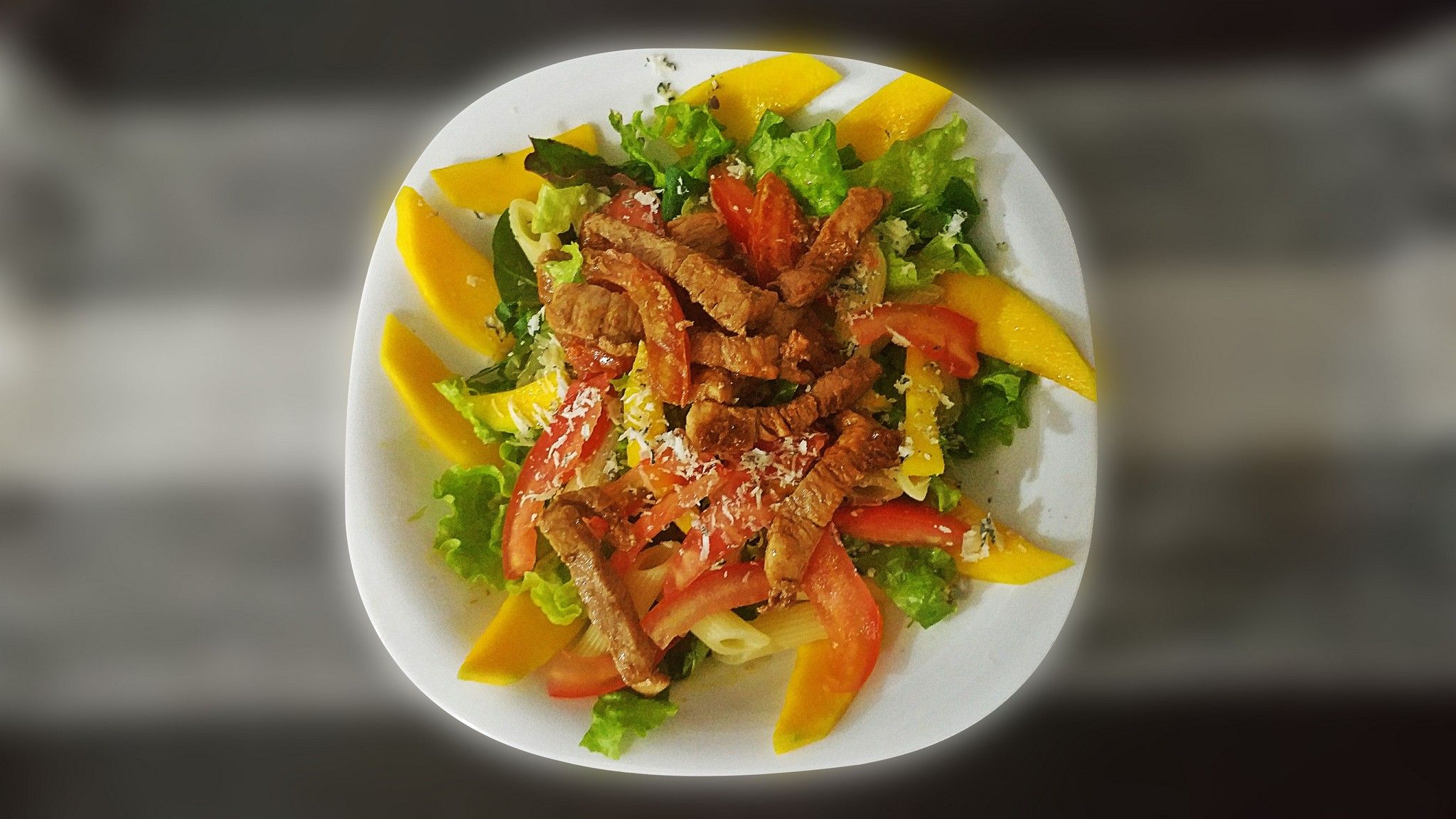 Salada com penne, manga e filé de lombo