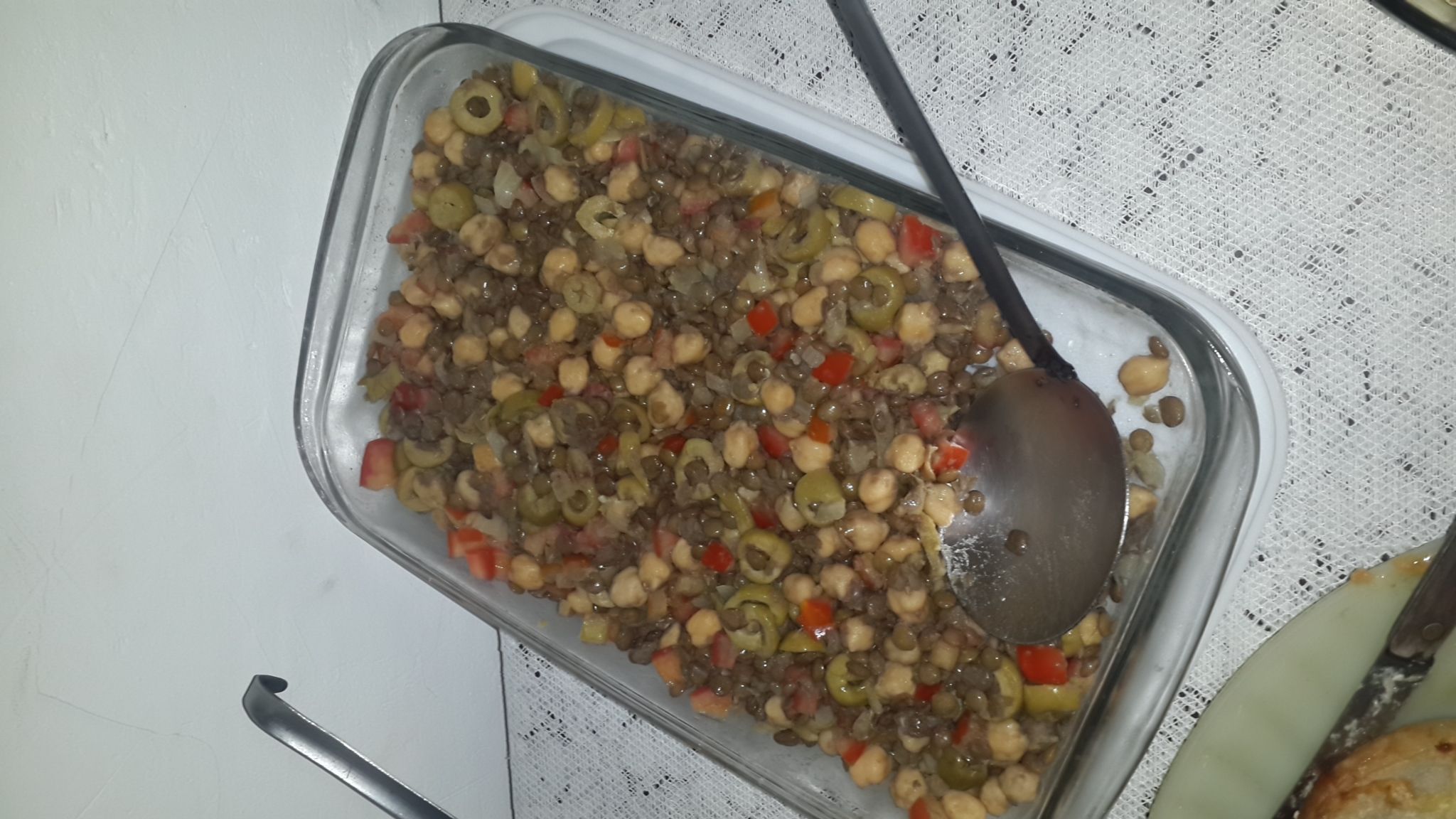 Salada da sorte com grão de bico e lentilha