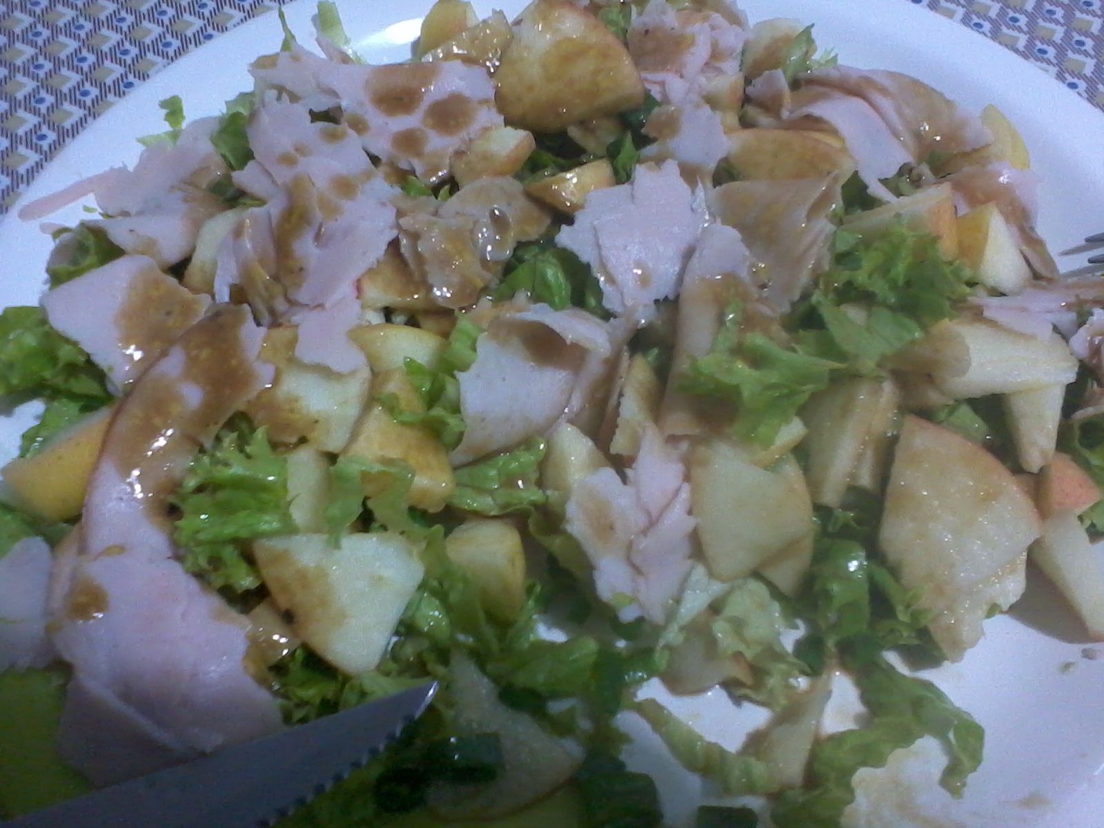 Salada de alface, maçã e peito de peru