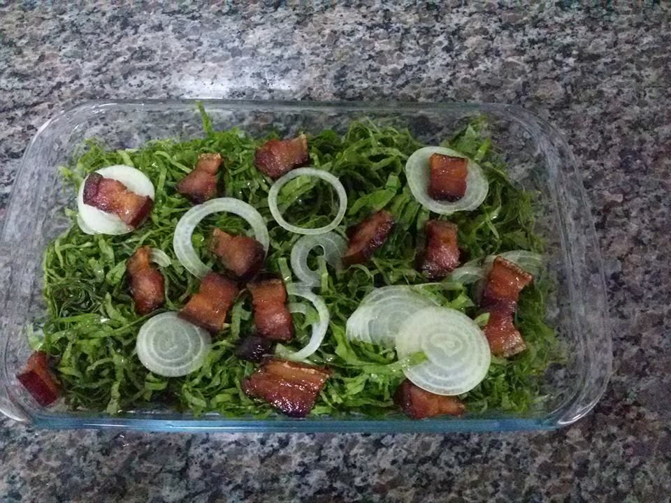 Salada de almeirão com bacon