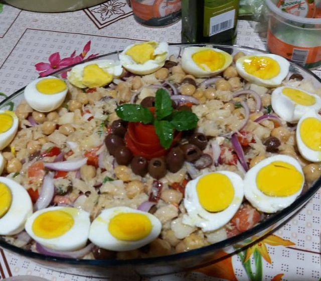 Salada de bacalhau com grão-de-bico e azeitona preta