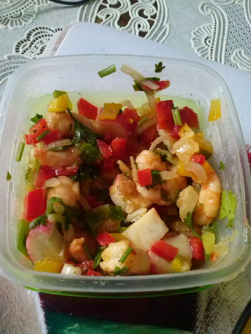 Salada de camarão com kani-mine