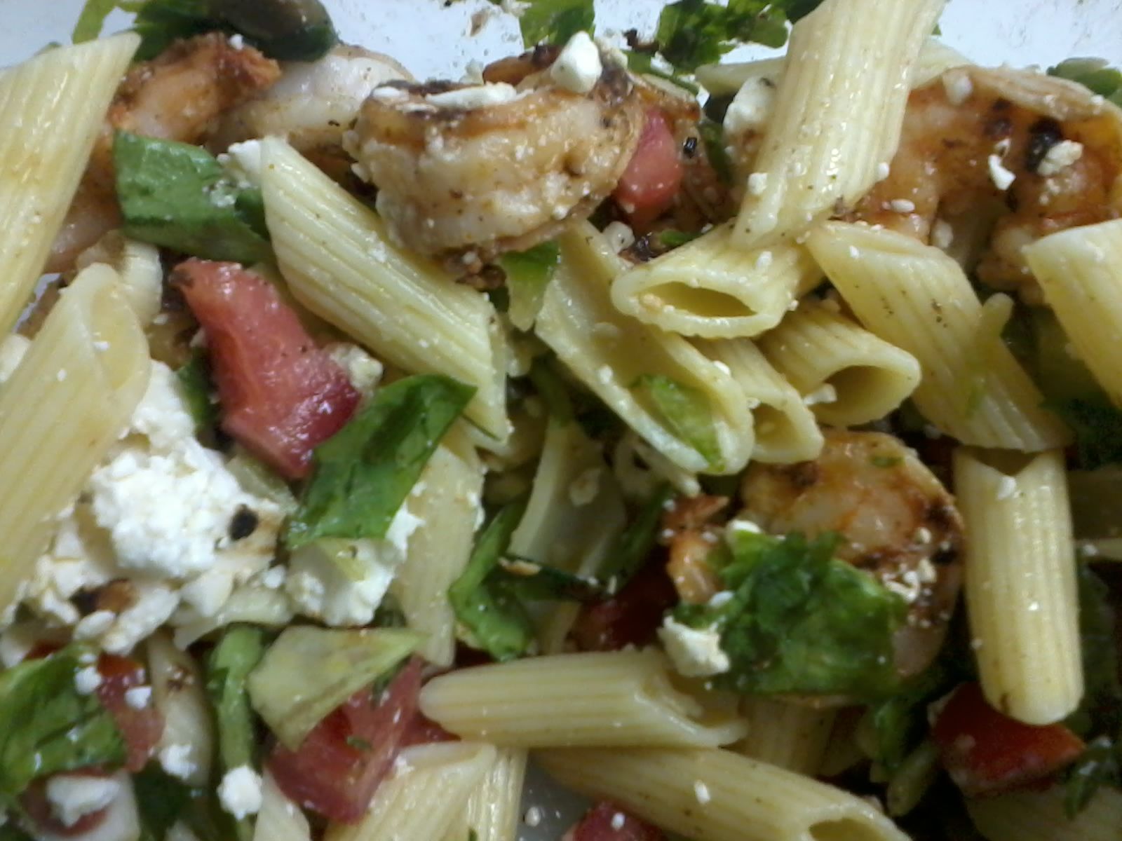 Salada de camarão com queijo feta