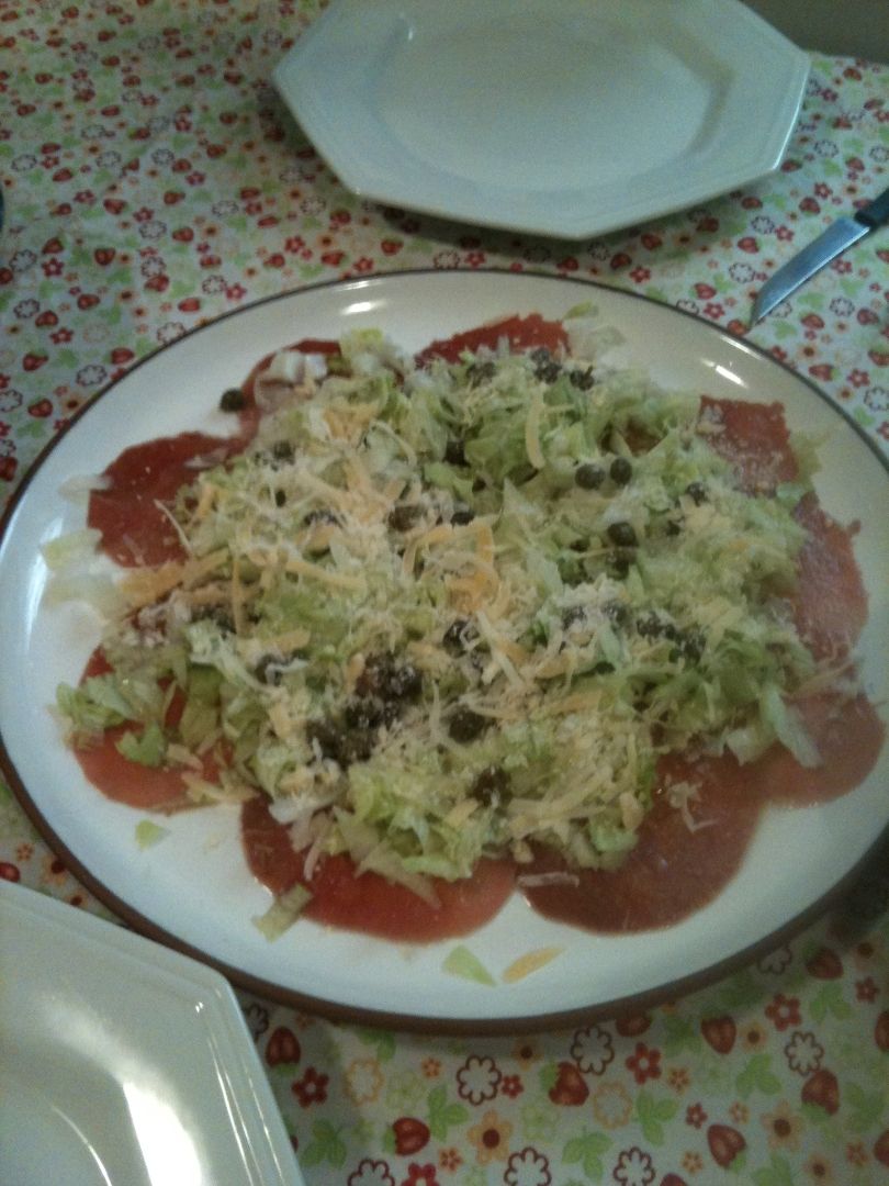 Salada de carpaccio com alcaparras