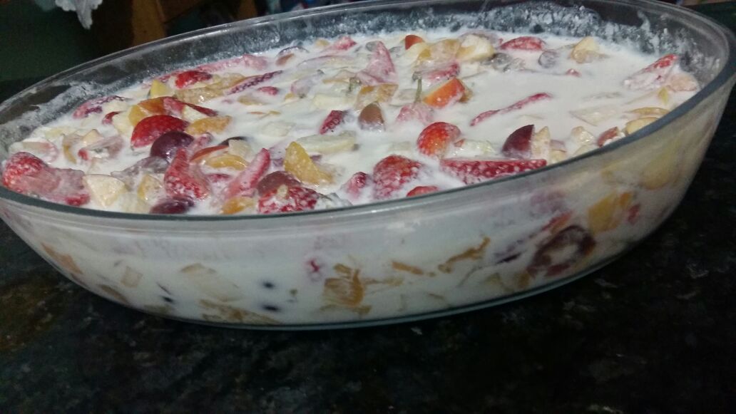 Salada de frutas com creme de leite