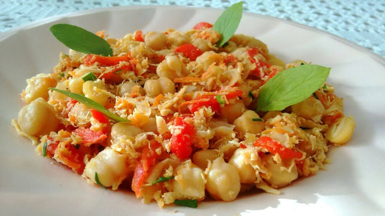 Salada de grão de bico com frango