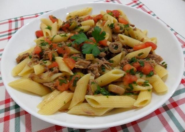 Salada de macarrão com carne fria e ervas