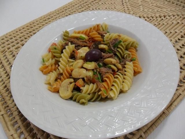 Salada de macarrão com cogumelos e azeitonas da Abima